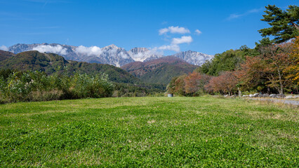 北アルプスの山並と秋晴れの空　長野県白馬村 © RATM