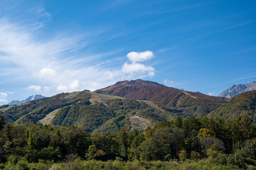 北アルプスの山並と秋晴れの空　長野県白馬村 © RATM