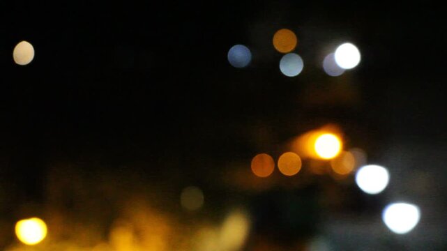Luces intermitentes borrosas y misteriosas por la noche en la ciudad luz parpadeante imprecisa farola iluminaci&oacute;n desenfocado esfera parpadear destello nocturno confuso y borroso