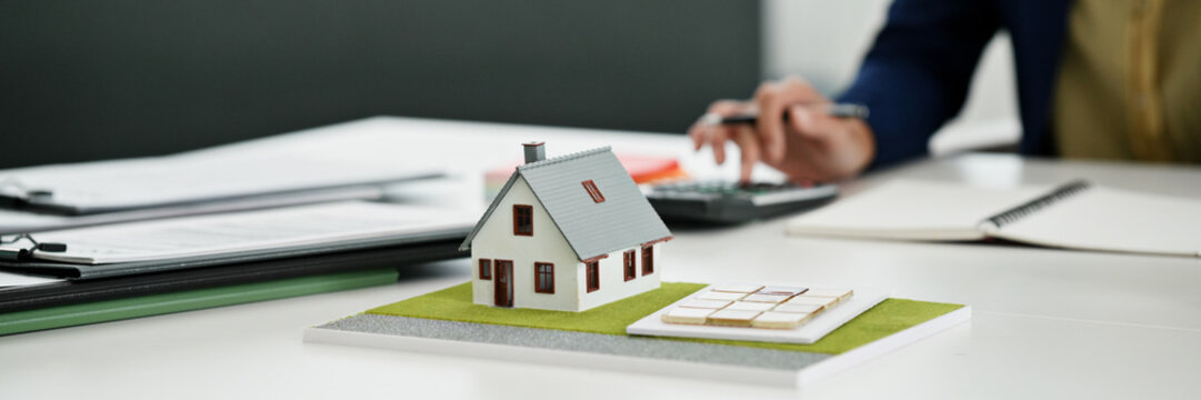 broker calculates home loan and property valuation for house finance