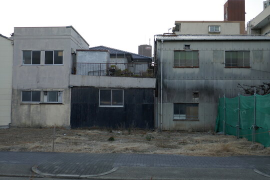 古いビルと空き地のある日本の街並み