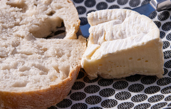 Tranche de pain et morceau de fromage dans une assiette bleu