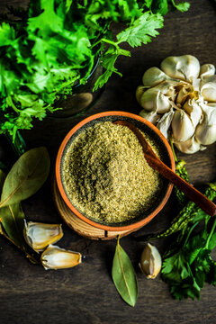 Georgian utskho suneli spice powder in a terracotta bowl with garlic
