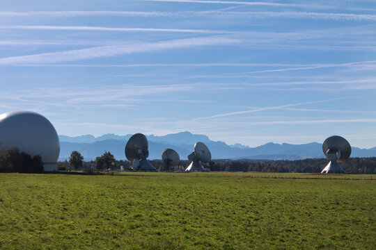 Satellitensch&uuml;sseln der Erdfunkstelle in Raisting, Obb. links das hist. Radom 