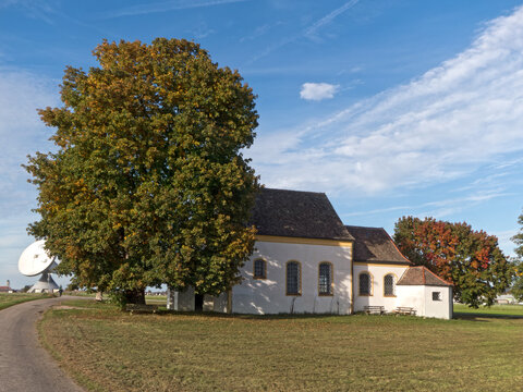 die Kapelle St. Johann bei Raisting (Obb.) ist in der N&auml;he von Antennen der erdfunkstelle gelegen (Bildhintergrund links)