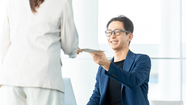 打ち合わせをする男女2人のビジネスマン
