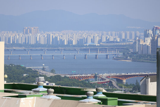 강과 다리 너머로 펼쳐진 빽빽한 아파트 풍경