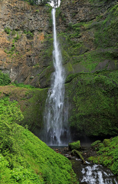 Upper Multnomah Falls vertical, Oregon