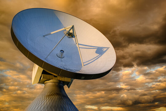 Radio telescope of a satellite earth station