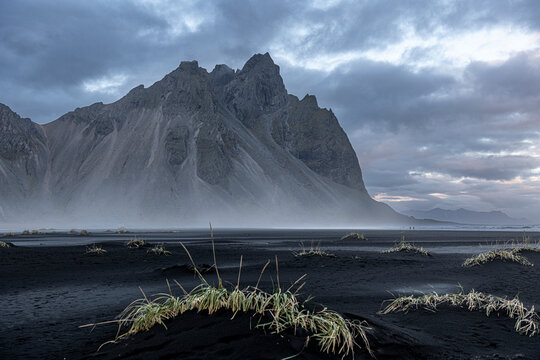 Reflejos en el agua: Paisaje de la monta&ntilde;a de Vestrahorn en la playa de Stokknes al atardecer, Islandia en Octubre.