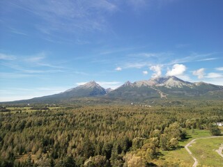 Poprad - Słowacja Piękna panorama Tatr Wysokich. Zdjęcie wykonane dronem z wysokości. Pola, szczyty, chmury, jesień, lato, wiosna © Konrad