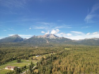 Poprad - Słowacja Piękna panorama Tatr Wysokich. Zdjęcie wykonane dronem z wysokości. Pola, szczyty, chmury, jesień, lato, wiosna © Konrad
