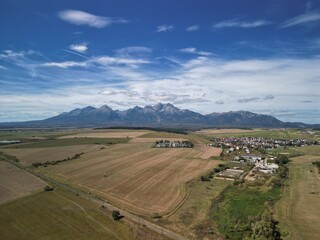 Poprad - Słowacja Piękna panorama Tatr Wysokich. Zdjęcie wykonane dronem z wysokości. Pola, szczyty, chmury, jesień, lato, wiosna © Konrad