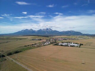 Poprad - Słowacja Piękna panorama Tatr Wysokich. Zdjęcie wykonane dronem z wysokości. Pola, szczyty, chmury, jesień, lato, wiosna © Konrad