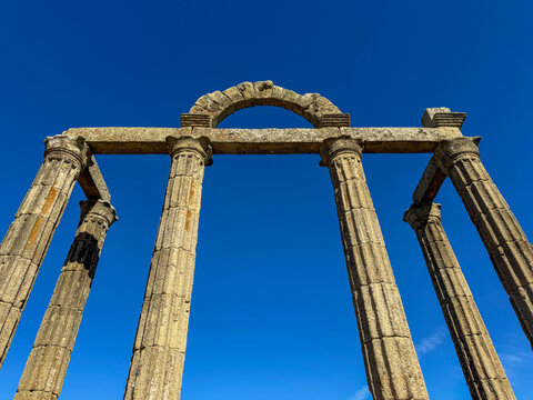 El legado del Imperio: Perspectiva sim&eacute;trica del arco y columnas del Templo Romano de August&oacute;briga