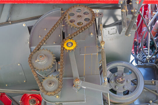 Auto Tensioner Assembly Chain and Sprockets System in Combine Harvester Farm Machine