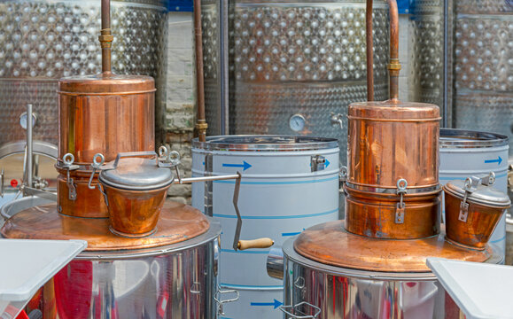 Copper Still Metal Tanks Spirit and Wine Production Distillation Equipment