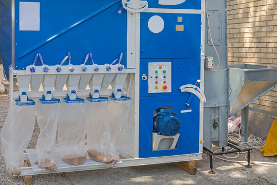 Automatic Grain Cleaning and Calibrating Separator Machine Farm Crops Equipment