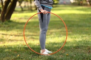 Senior woman with hula hoop outdoors, closeup © New Africa