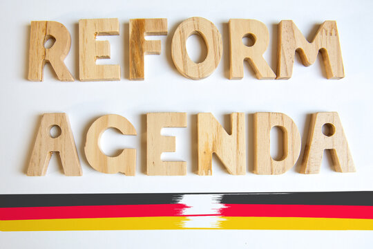 Reformagenda f&uuml;r Deutschland &ndash; Symbolbild f&uuml;r politische Ver&auml;nderungen, Wirtschaftskrise und Strukturreformen