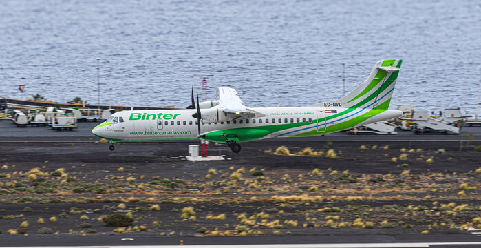 La Palma, Islas Canarias. Espa&ntilde;a. 12 de Julio 2026. Avi&oacute;n de Binter Canarias aterrizando en la pista del Aeropuerto de La Palma.