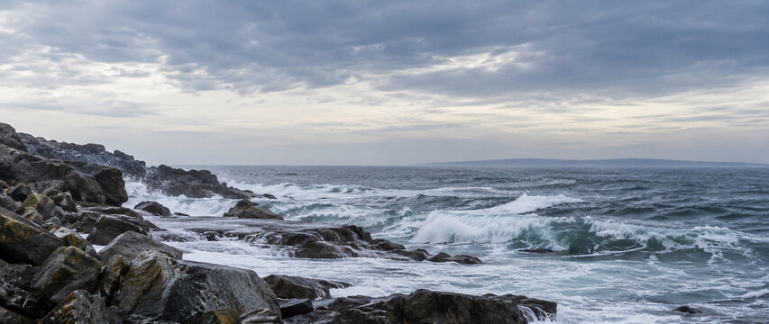 Costa rocciosa e mare mosso in inverno