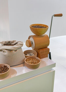 Manual Wooden Hand Mill for Grinding Different Grains in to Fresh Flour