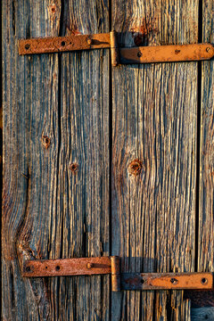 Feuchte und marode Bretterwand