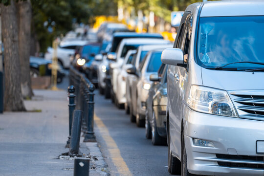 Cars are stopped at the traffic lights