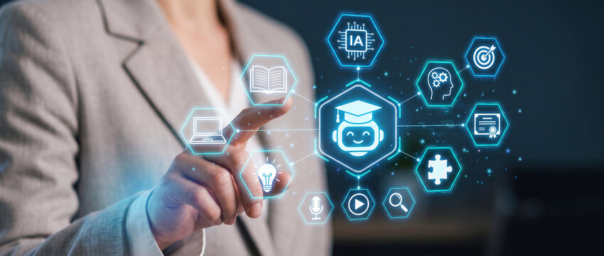 Femme d&rsquo;affaires touchant une interface holographique d&rsquo;IA avec robot dipl&ocirc;m&eacute;, apprentissage en ligne et formation par l&rsquo;intelligence artificielle