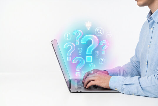 Hombre escribiendo en port&aacute;til con signos de interrogaci&oacute;n hologr&aacute;ficos, concepto de preguntas frecuentes, ayuda y soporte en l&iacute;nea