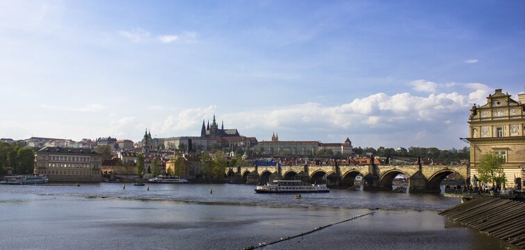 Vltava river with Charles Bridge, Karlův most, Prague Castle at the back, UNESCO World Heritage Site, Prague, Czech Republic