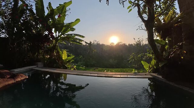 timelapse d'un coucher de soleil tropical sur une piscine priv&eacute;e &agrave; Bali