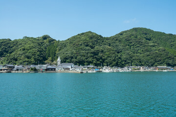 対岸から見た崎津集落と羊角湾 © Chiho Oki