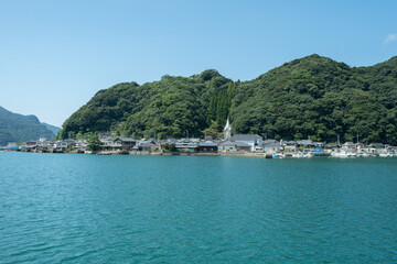対岸から見た崎津集落と羊角湾 © Chiho Oki