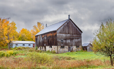 Fall colours and an old abandoned barn on a cold autumn morning near Perth, Canada © Jim Cumming