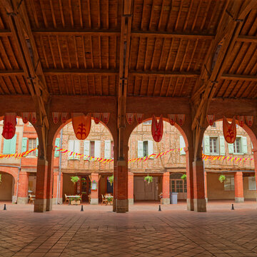 Sous les halles de Mirepoix village de l'Ari&egrave;ge