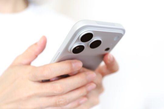 スマホを使う女性の手元