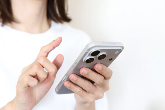 スマホを使う女性の手元