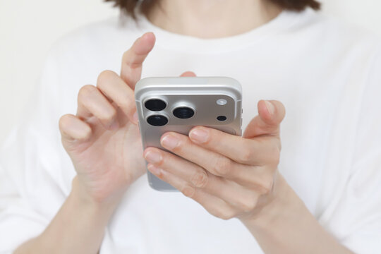 スマホを使う女性の手元