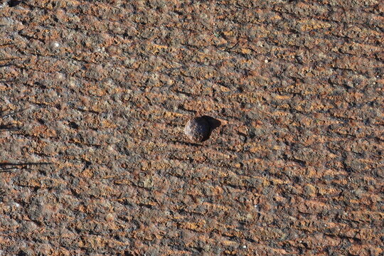Surface m&eacute;tallique corrod&eacute;e et rouill&eacute;e &agrave; texture stri&eacute;e