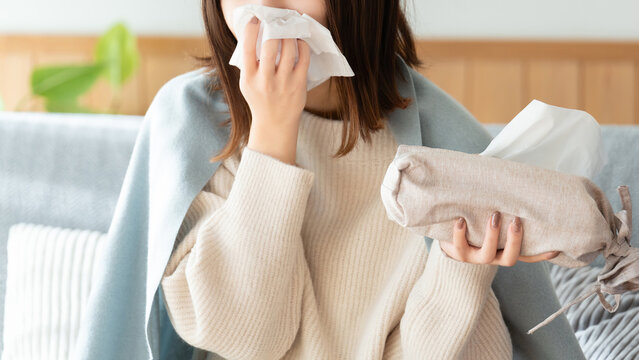 風邪を引いてくしゃみをする女性・花粉症