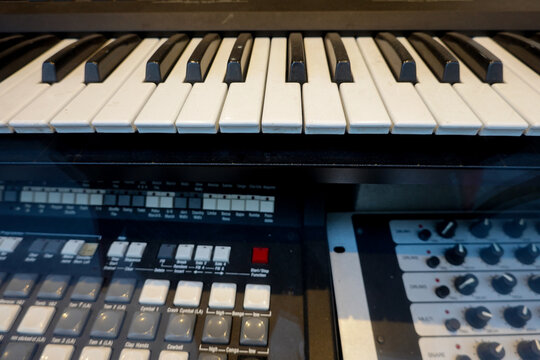 Clavier d'instrument de musique &eacute;lectronique vintage de type synth&eacute;tiseur et boite &agrave; rythme vintage