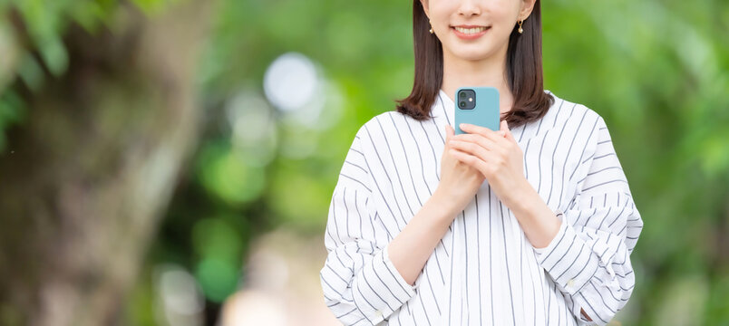 スマホ　女性　新緑