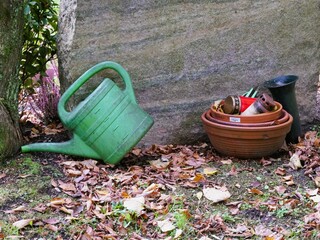 Gießkanne am Grabstein auf Friedhof Ohlsdorf © Clarini