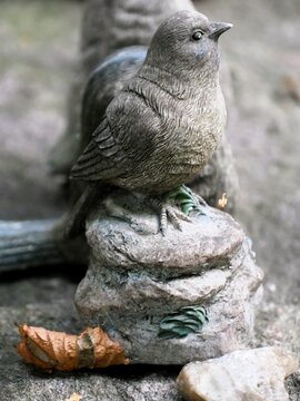 Vogel als Steinfigur als Grabschmuck