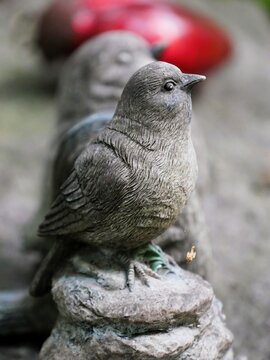 Vogel als Steinfigur als Grabschmuck