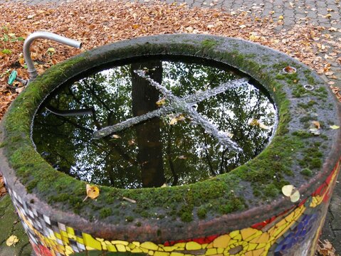 Holzkreuz im Friedhofsbrunnen