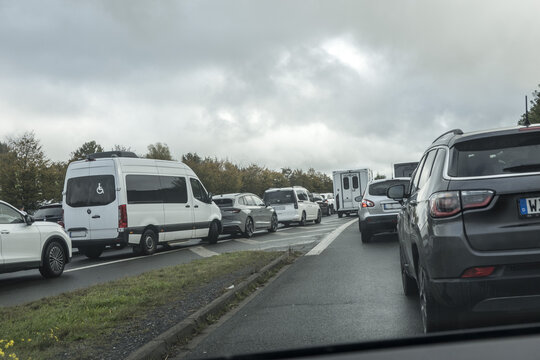 Stau auf der Autobahn nach einem Unfall, Bielefeld, Nordrhein-Westfalen, Deutschland