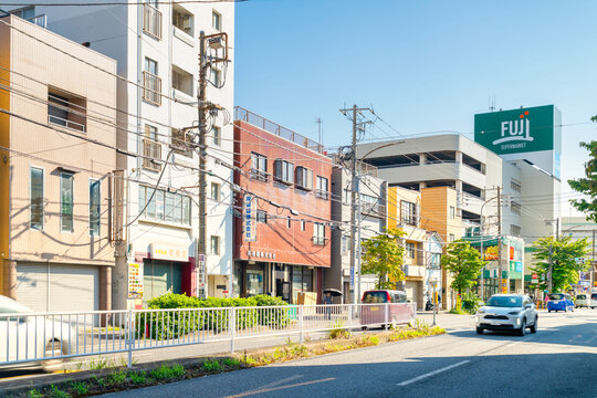 京急・南太田駅前風景